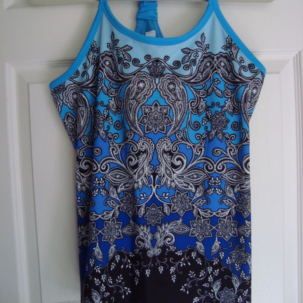 Athleta workout top, poly/nylon/spandex, cups, L